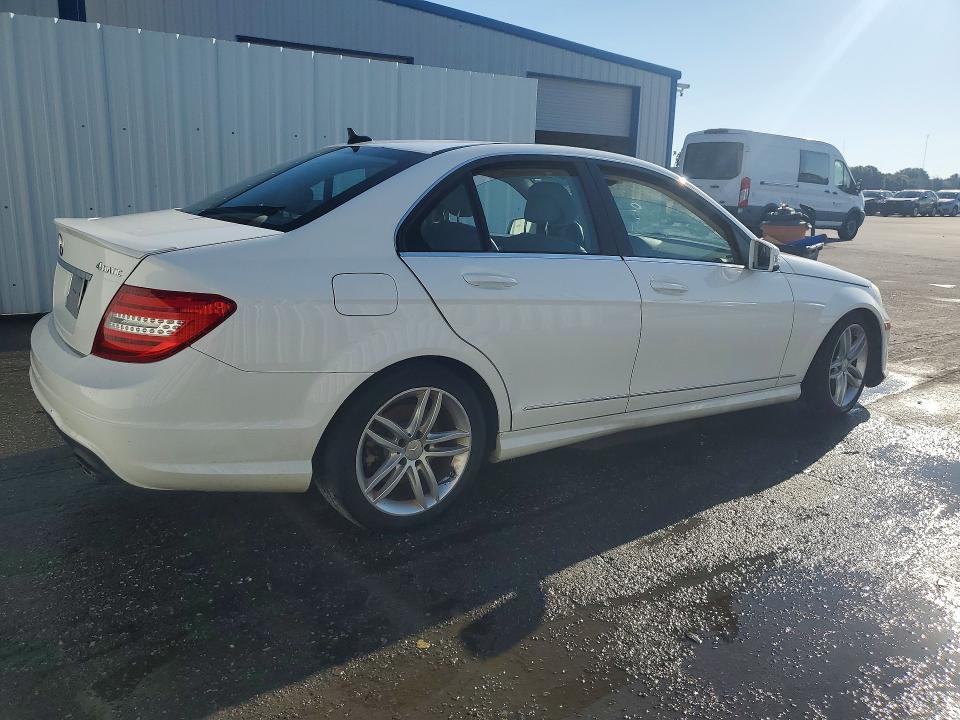 2013 Mercedes-benz C მანქანა იყიდება აუქციონზე, vin: WDDGF8AB1DA814109, აუქციონის ნომერი: 53196006