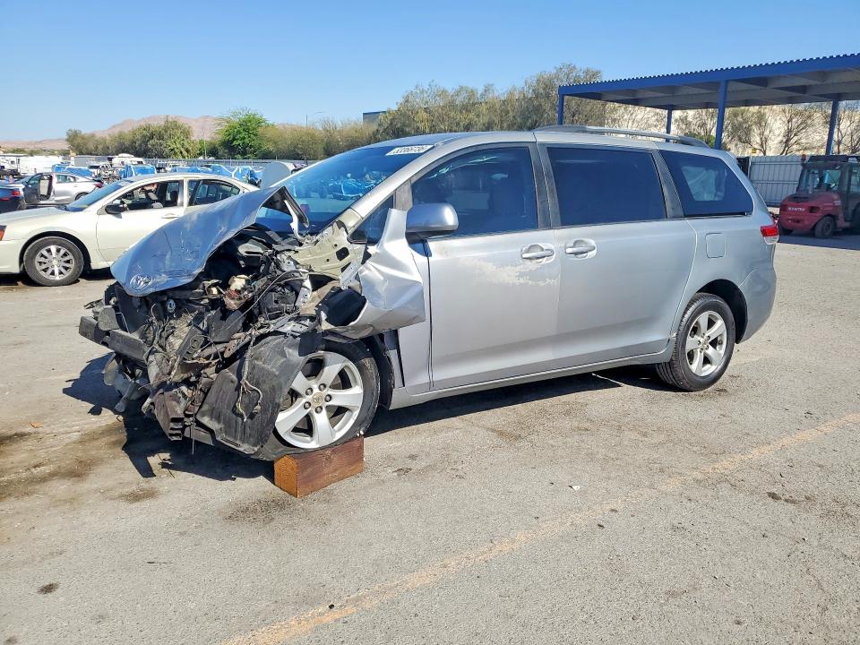 53366736 :رقم المزاد ، 5TDKK3DC8BS011904 vin ، 2011 Toyota Sienna مزاد بيع