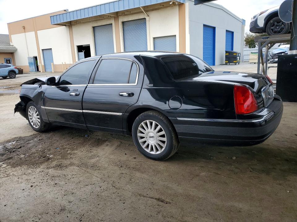 55561226 :رقم المزاد ، 1LNHM82W26Y646556 vin ، 2006 Linc Town Car مزاد بيع