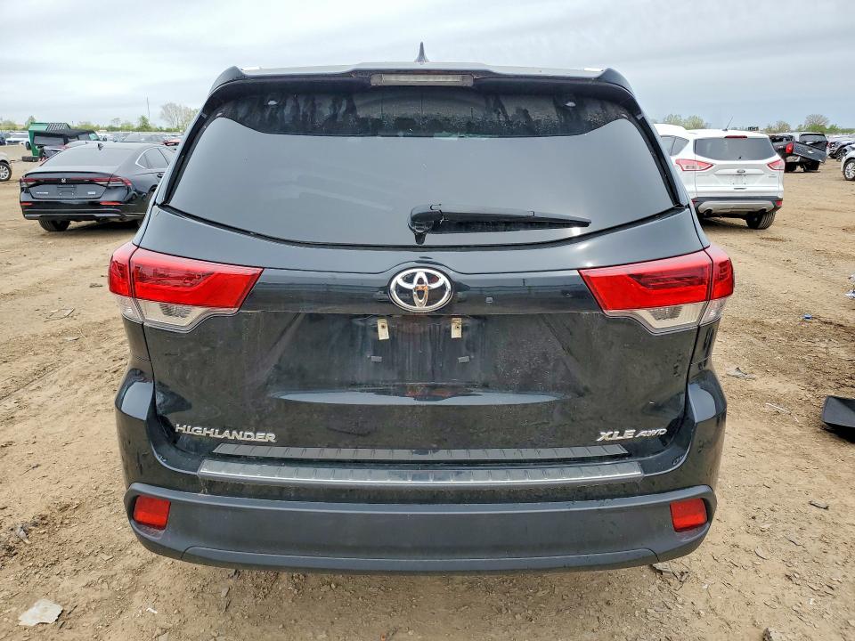 2018 Toyota Highlander მანქანა იყიდება აუქციონზე, vin: 5TDJZRFH3JS536872, აუქციონის ნომერი: 52623866