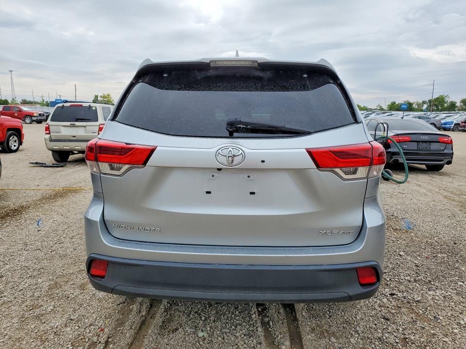 Продаж на аукціоні авто 2018 Toyota Highlander, vin: 5TDJZRFH2JS523403, номер лоту: 53100446