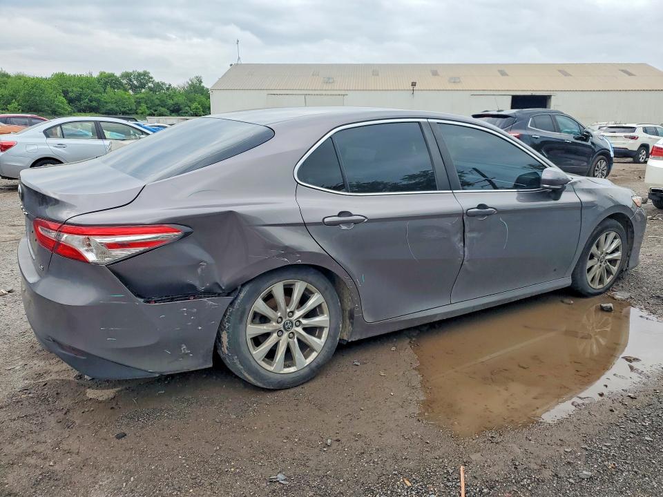 54752366 :رقم المزاد ، 4T1B11HK3JU015339 vin ، 2018 Toyota Camry مزاد بيع