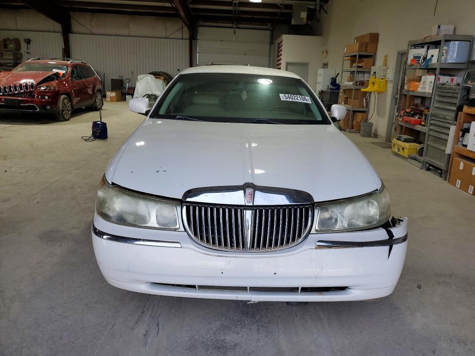 54022106 :رقم المزاد ، 1LNHM82W52Y640311 vin ، 2002 Lincoln Town Car مزاد بيع