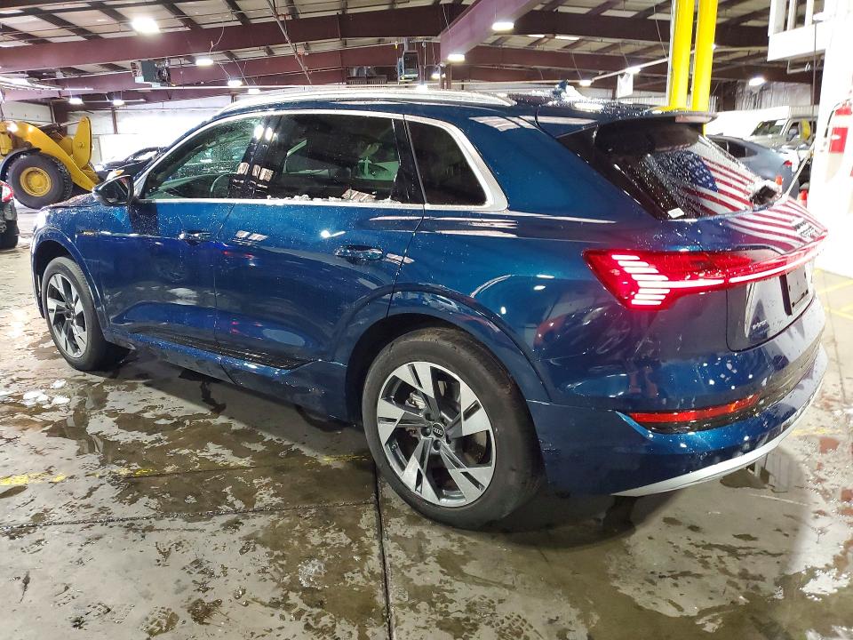 52542546 :رقم المزاد ، WA1LAAGE4NB032456 vin ، 2022 Audi E-tron مزاد بيع