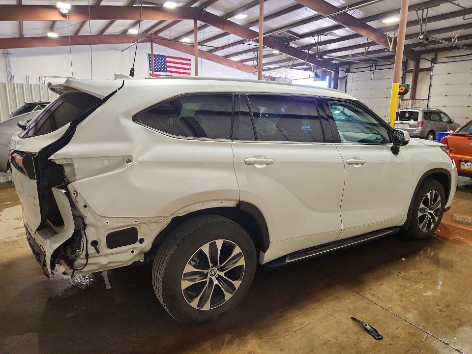 Продажа на аукционе авто 2022 Toyota Highlander, vin: 5TDHZRBH8NS563365, номер лота: 53548236