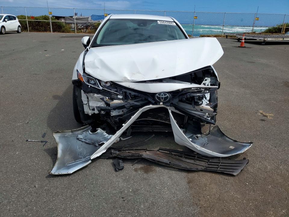55643906 :رقم المزاد ، 4T1C11AK6NU064135 vin ، 2022 Toyota Camry مزاد بيع