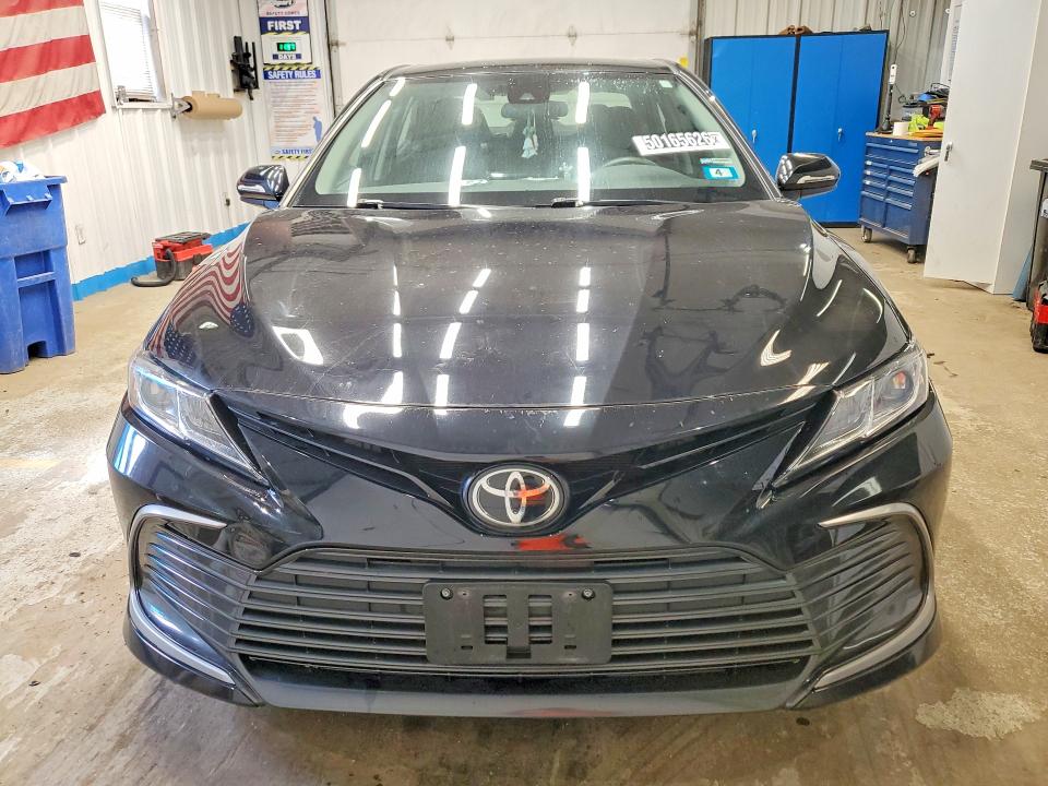 50165626 :رقم المزاد ، 4T1C11BKXNU060605 vin ، 2022 Toyota Camry مزاد بيع
