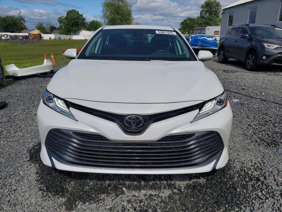 53651946 :رقم المزاد ، 4T1F11BK4LU010972 vin ، 2020 Toyota Camry مزاد بيع