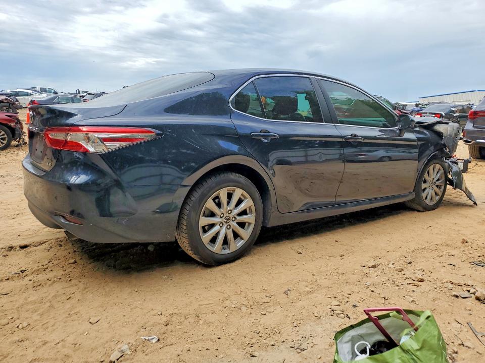 54767216 :رقم المزاد ، 4T1B11HKXJU659095 vin ، 2018 Toyota Camry مزاد بيع