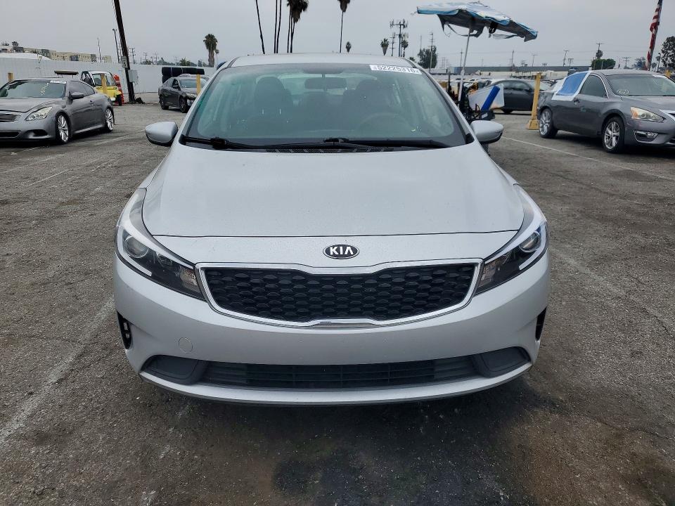52225316 :رقم المزاد ، 3KPFL4A76JE272968 vin ، 2018 Kia Forte مزاد بيع