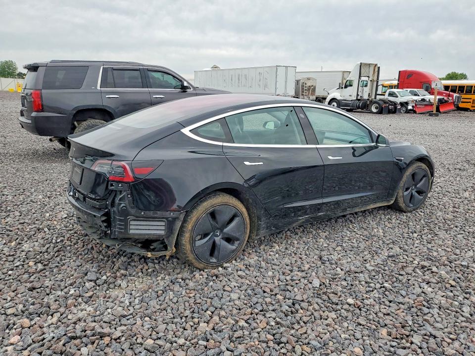 55230916 :رقم المزاد ، 5YJ3E1EB3JF183704 vin ، 2018 Tesla Model 3 مزاد بيع