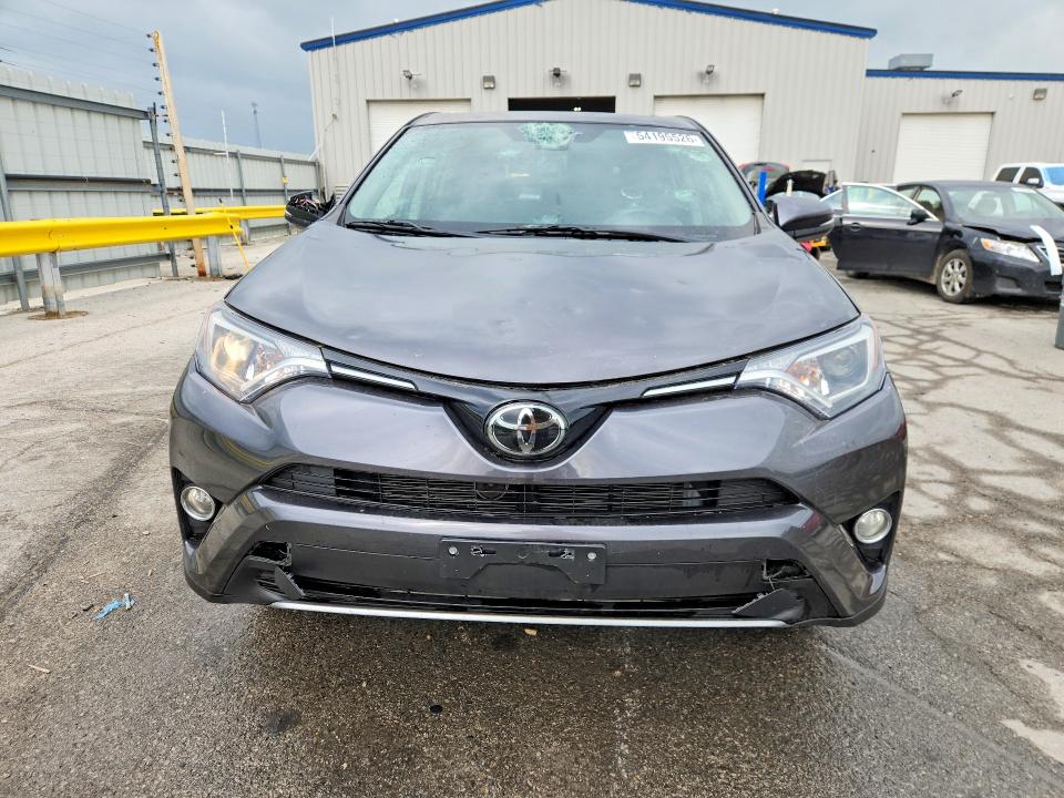 54195526 :رقم المزاد ، 2T3WFREV2JW477446 vin ، 2018 Toyota Rav4 مزاد بيع