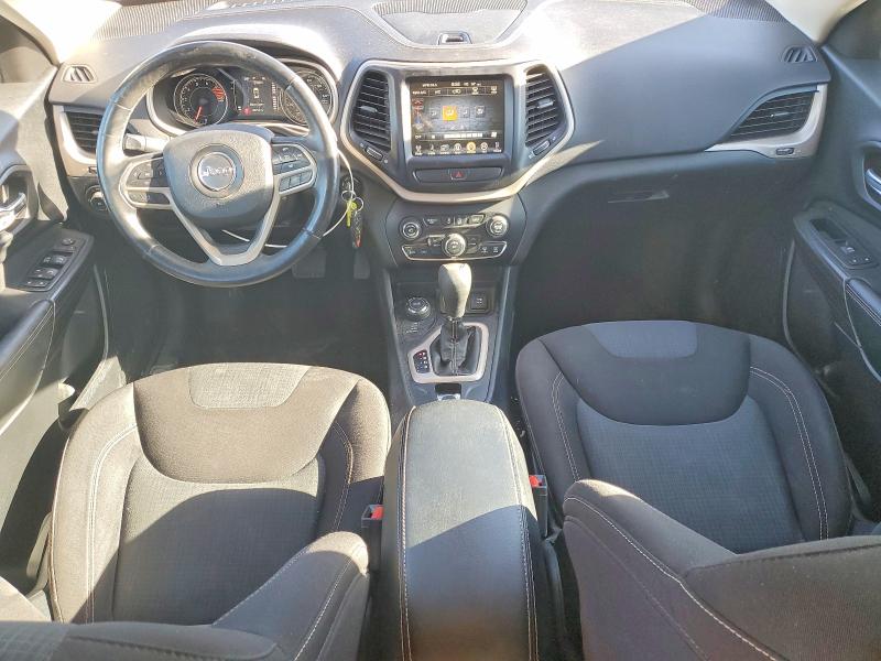 52368756 :رقم المزاد ، 1C4PJMCS7HW563779 vin ، 2017 Jeep Cherokee مزاد بيع