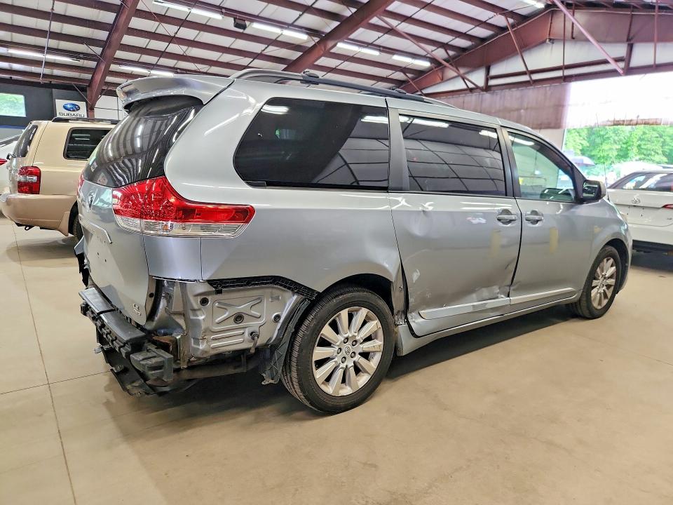 2011 Toyota Sienna მანქანა იყიდება აუქციონზე, vin: 5TDJK3DC2BS027446, აუქციონის ნომერი: 54631226