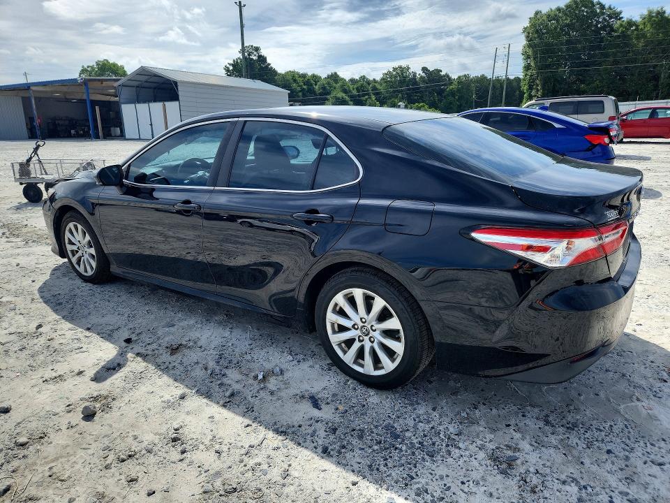 55010736 :رقم المزاد ، 4T1B11HK2JU629671 vin ، 2018 Toyota Camry مزاد بيع