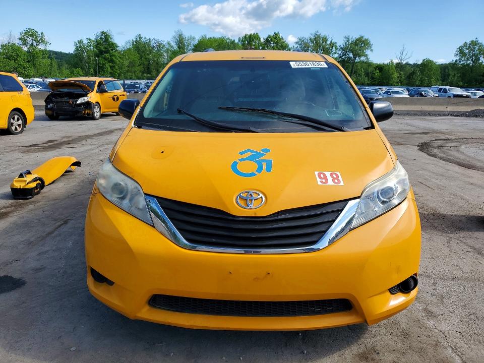 55361836 :رقم المزاد ، 5TDKZ3DC4HS876552 vin ، 2017 Toyota Sienna مزاد بيع