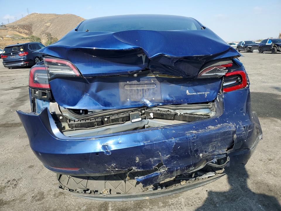 53609956 :رقم المزاد ، 5YJ3E1EB4JF105335 vin ، 2018 Tesla Model 3 مزاد بيع
