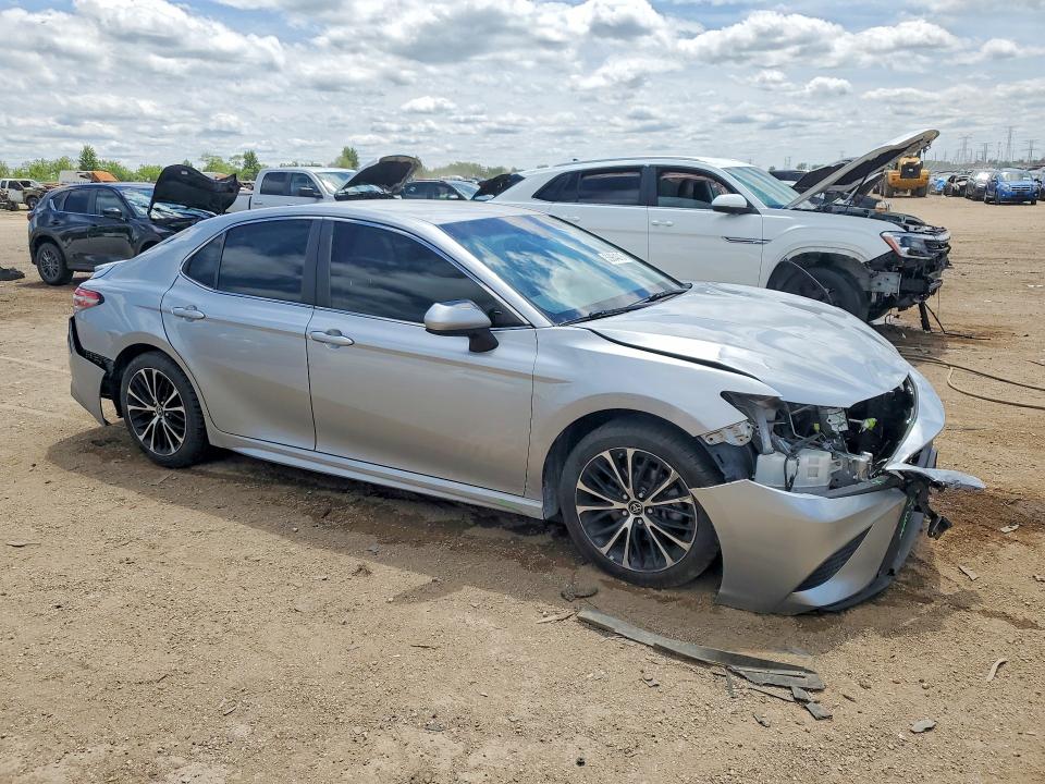 53934016 :رقم المزاد ، 4T1B11HK5JU107570 vin ، 2018 Toyota Camry مزاد بيع