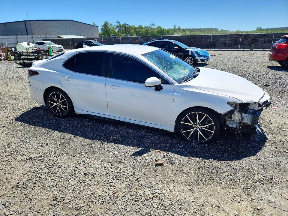 53197856 :رقم المزاد ، 4T1G11AKXMU545974 vin ، 2021 Toyota Camry مزاد بيع