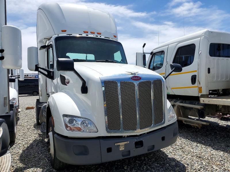 50603186 :رقم المزاد ، 1XPBA48X1JD478077 vin ، 2018 Peterbilt 579 مزاد بيع