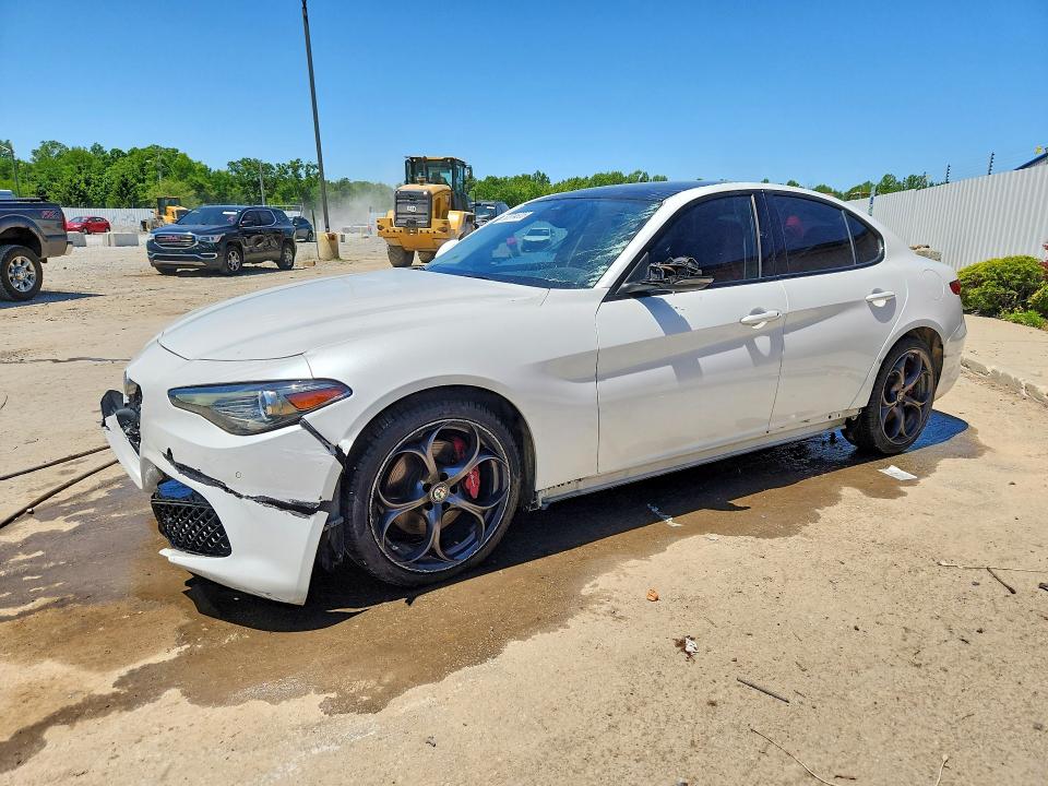 52814806 :رقم المزاد ، ZARFAEEN5H7560324 vin ، 2017 Alfa Romeo Giulia مزاد بيع