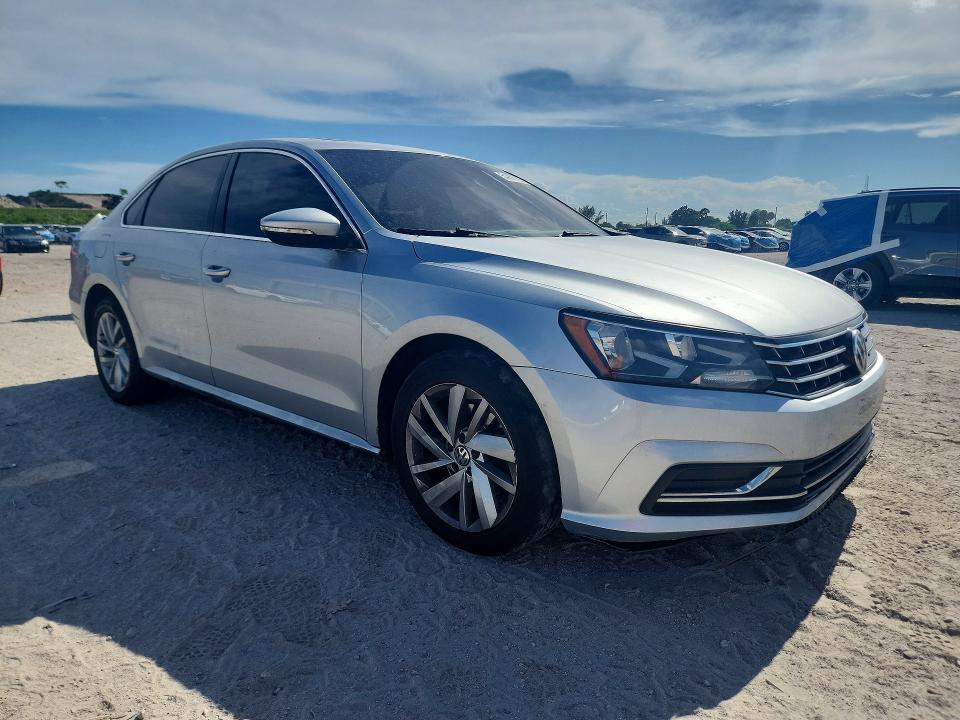 54456726 :رقم المزاد ، 1VWBA7A32JC043775 vin ، 2018 Volkswagen Passat مزاد بيع