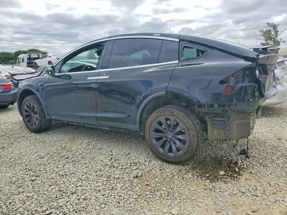 55186246 :رقم المزاد ، 5YJXCDE27JF138418 vin ، 2018 Tesla Model X مزاد بيع