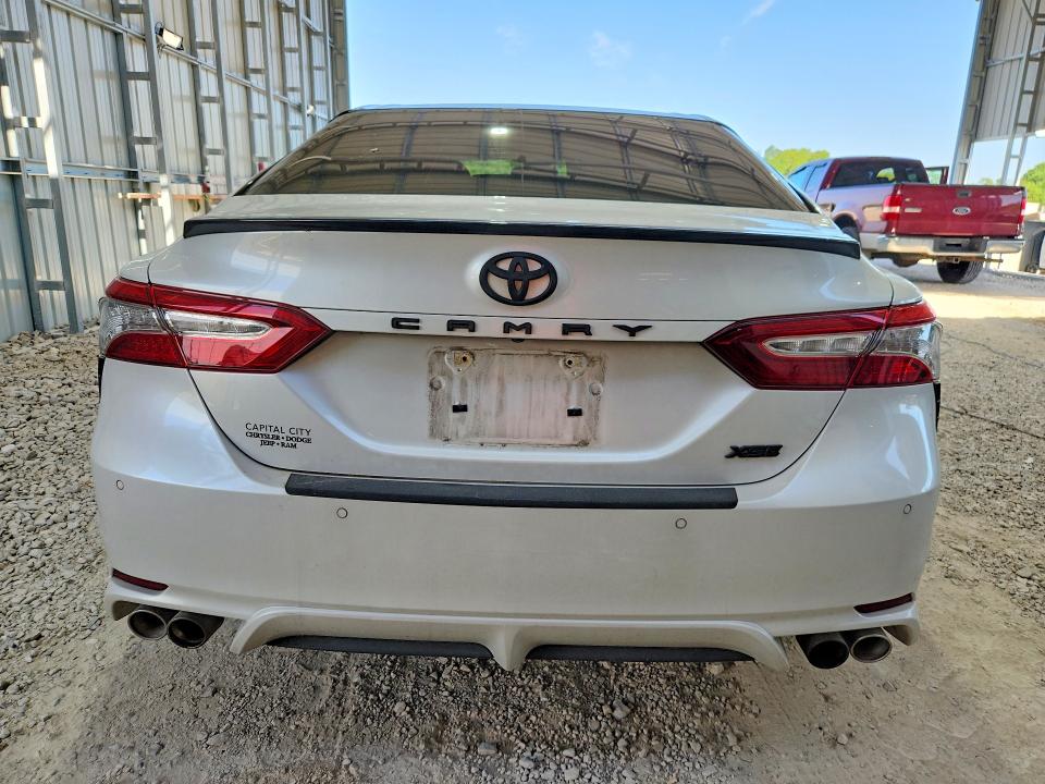 53199716 :رقم المزاد ، 4T1B61HK8JU051769 vin ، 2018 Toyota Camry مزاد بيع