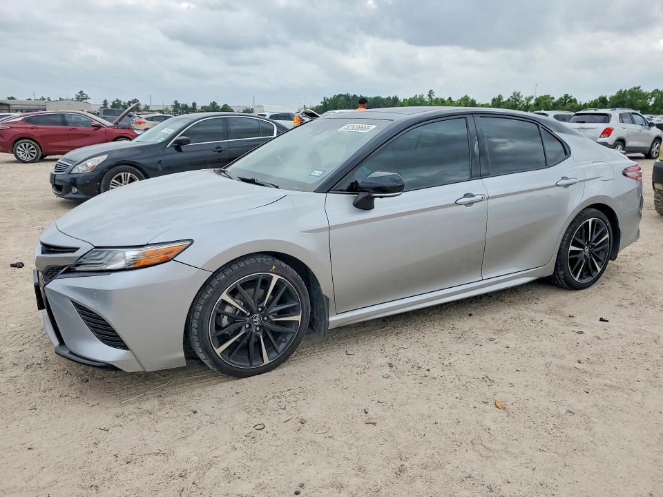 52536666 :رقم المزاد ، 4T1BZ1HK3JU020744 vin ، 2018 Toyota Camry مزاد بيع