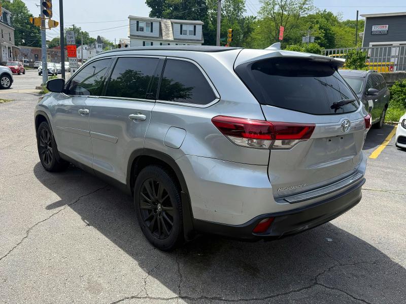 2019 Toyota Highlander მანქანა იყიდება აუქციონზე, vin: 5TDJZRFH5KS565789, აუქციონის ნომერი: 55091406