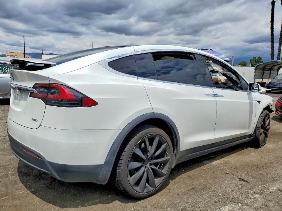52450816 :رقم المزاد ، 5YJXCBE26JF137362 vin ، 2018 Tesla Model X مزاد بيع