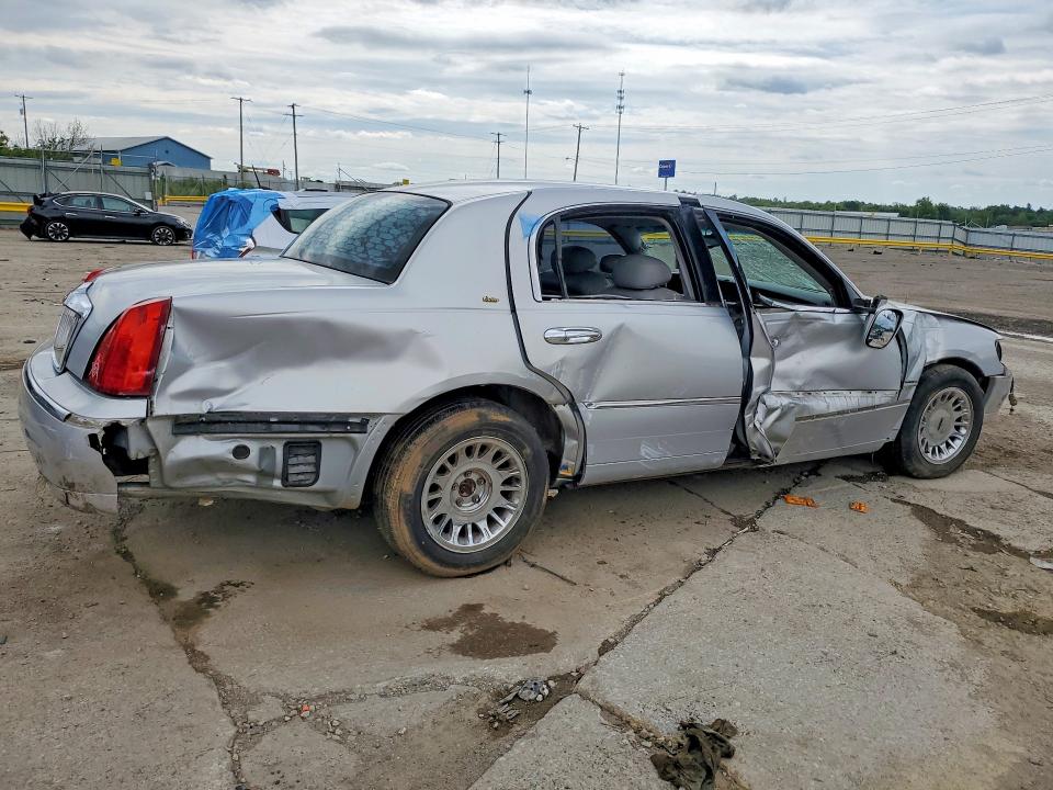 2001 Lincoln Town Car მანქანა იყიდება აუქციონზე, vin: 1LNHM83W11Y723702, აუქციონის ნომერი: 51761476