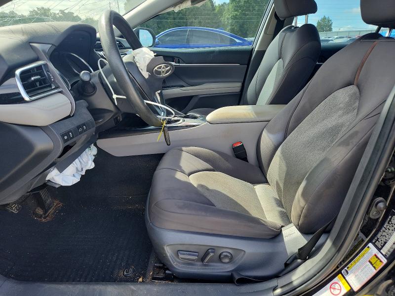 55010736 :رقم المزاد ، 4T1B11HK2JU629671 vin ، 2018 Toyota Camry مزاد بيع