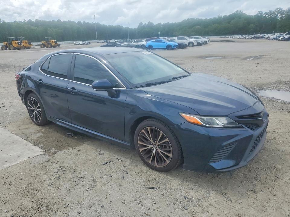 55047956 :رقم المزاد ، 4T1B11HK5JU616980 vin ، 2018 Toyota Camry مزاد بيع