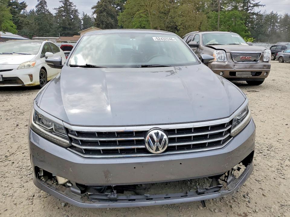 52432246 :رقم المزاد ، 1VWGT7A31HC038433 vin ، 2017 Volkswagen Passat مزاد بيع