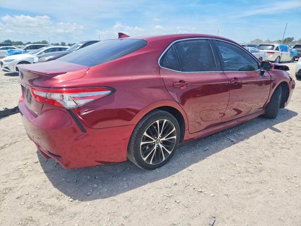 52611626 :رقم المزاد ، 4T1B11HK0JU553660 vin ، 2018 Toyota Camry مزاد بيع