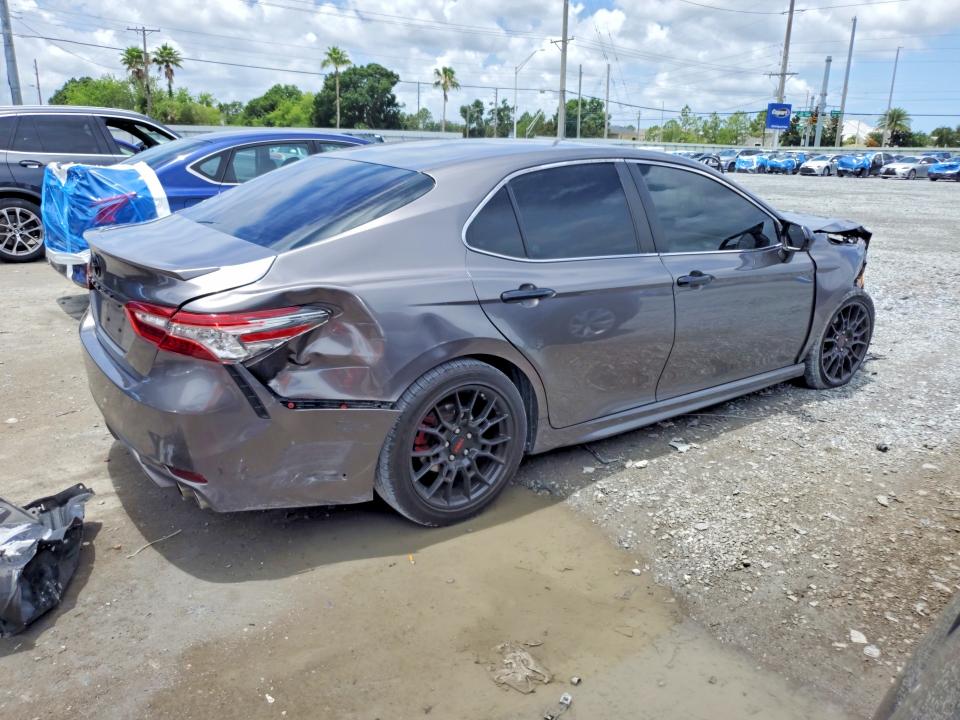 55224266 :رقم المزاد ، 4T1B11HK5JU576643 vin ، 2018 Toyota Camry مزاد بيع
