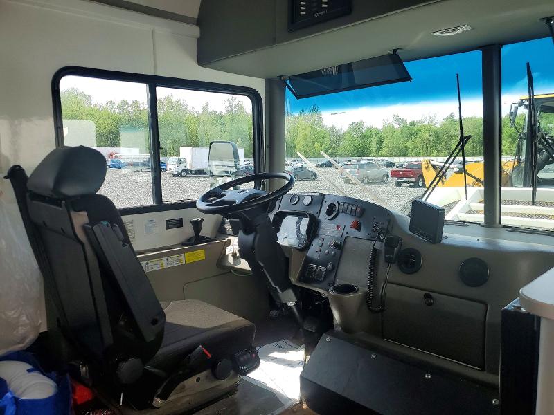 54432476 :رقم المزاد ، 4UZADEDT1DCFF1403 vin ، 2013 Freightliner Chassis مزاد بيع