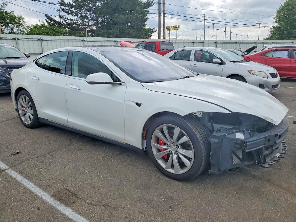 52258526 :رقم المزاد ، 5YJSA1S29FF085814 vin ، 2015 Tesla Model S مزاد بيع