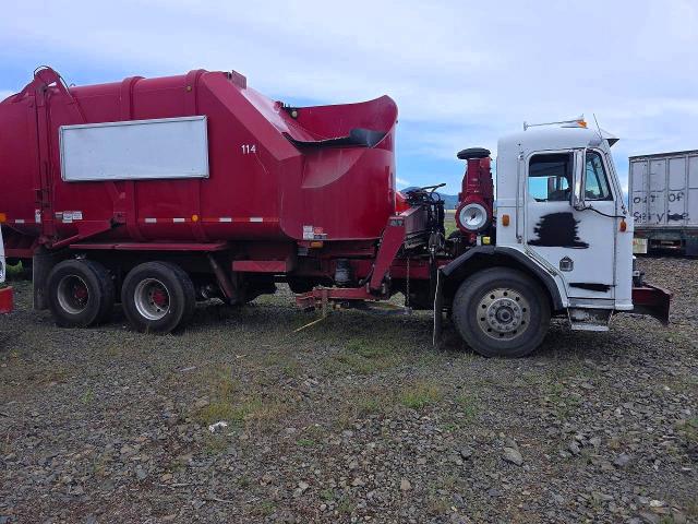 48702706 :رقم المزاد ، 1NPZL00X96D716451 vin ، 2006 Peterbilt 320 مزاد بيع