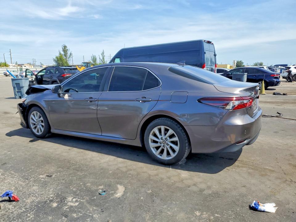 52733896 :رقم المزاد ، 4T1C11AK6MU490678 vin ، 2021 Toyota Camry مزاد بيع