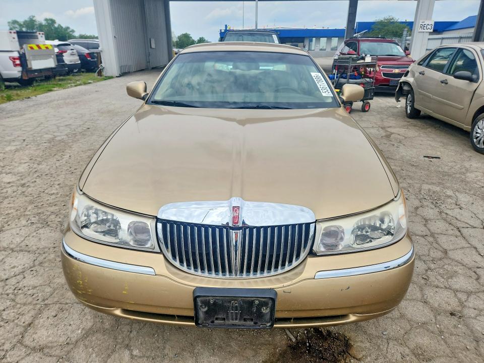 53617886 :رقم المزاد ، 1LNFM81W6WY725107 vin ، 1998 Lincoln Town Car مزاد بيع