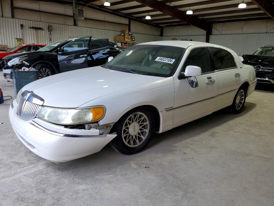 54022106 :رقم المزاد ، 1LNHM82W52Y640311 vin ، 2002 Lincoln Town Car مزاد بيع