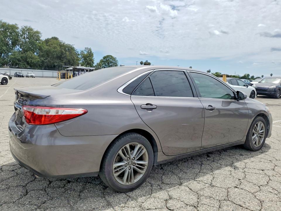 54146606 :رقم المزاد ، 4T1BF1FKXHU376677 vin ، 2017 Toyota Camry مزاد بيع