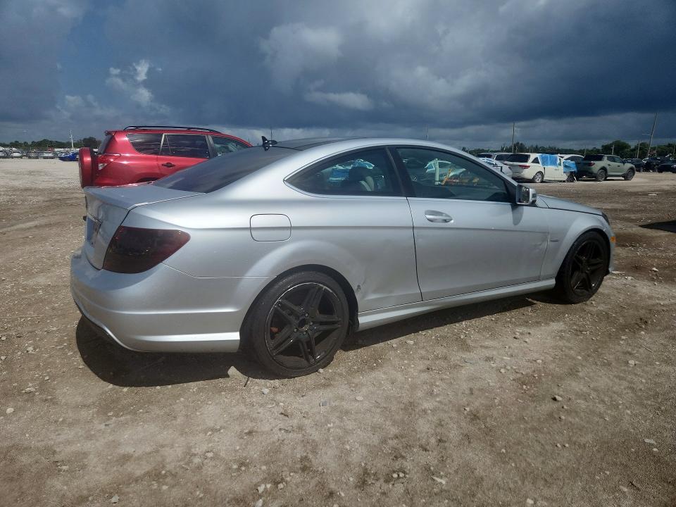 2012 Mercedes-benz C მანქანა იყიდება აუქციონზე, vin: WDDGJ4HB0CF765726, აუქციონის ნომერი: 53789276