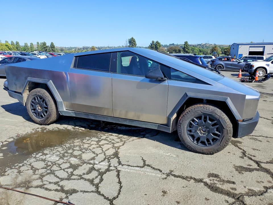 53138206 :رقم المزاد ، 7G2CEHEE8RA051918 vin ، 2024 Tesla Cybertruck مزاد بيع