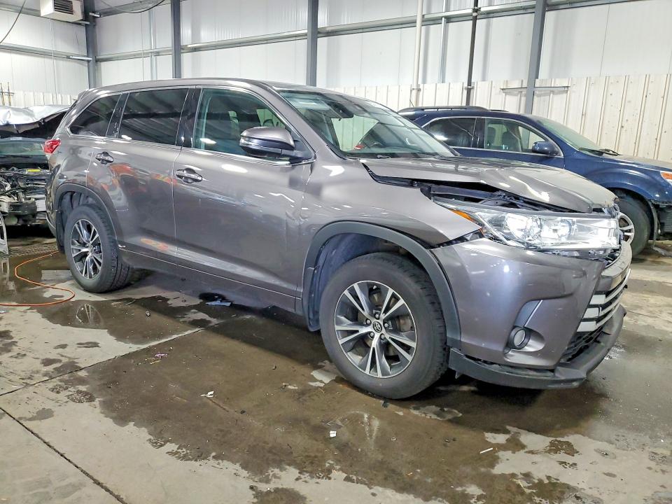 52963826 :رقم المزاد ، 5TDBZRFH9HS359971 vin ، 2017 Toyota Highlander مزاد بيع