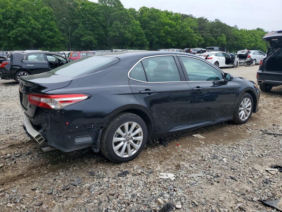 51300686 :رقم المزاد ، 4T1B11HK0JU602811 vin ، 2018 Toyota Camry مزاد بيع