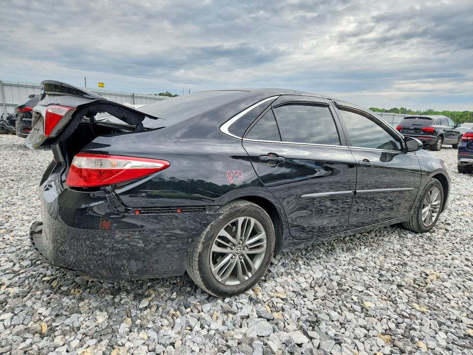 52319826 :رقم المزاد ، 4T1BF1FK3FU116067 vin ، 2015 Toyota Camry مزاد بيع