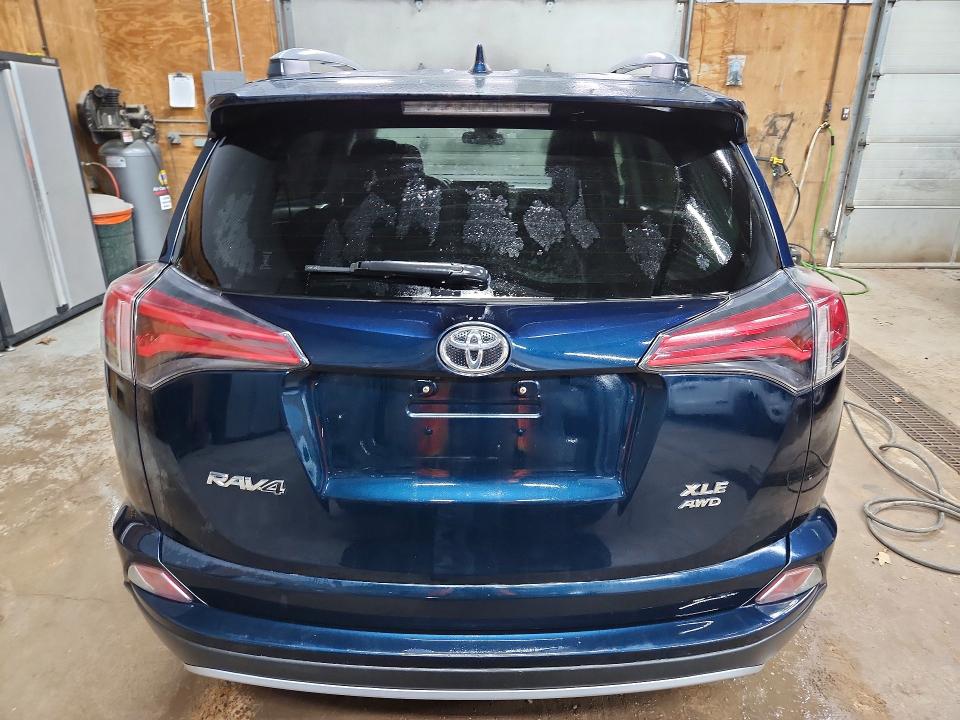 2018 Toyota Rav4 მანქანა იყიდება აუქციონზე, vin: JTMRFREV6JD243191, აუქციონის ნომერი: 53384216